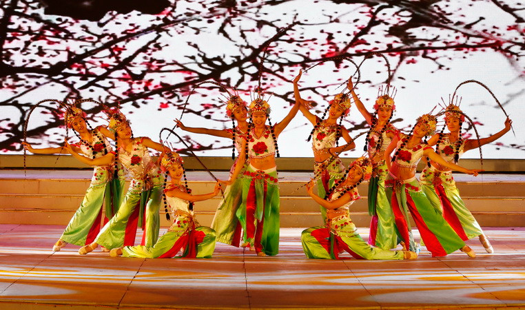 Chương trình nghệ thuật trong đêm khai mạc Festival 2016. (Ảnh: Hồ Cầu/TTXVN)