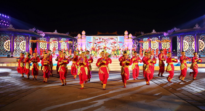 Chương trình nghệ thuật trong đêm khai mạc Festival 2016. (Ảnh: Hồ Cầu/TTXVN)