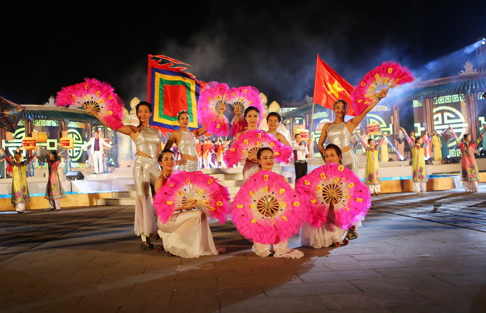 Chương trình nghệ thuật trong đêm khai mạc Festival 2016. (Ảnh: Hồ Cầu/TTXVN)