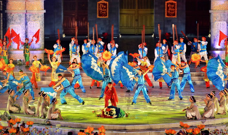 Chương trình nghệ thuật trong đêm khai mạc Festival 2016. (Ảnh: Hồ Cầu/TTXVN)