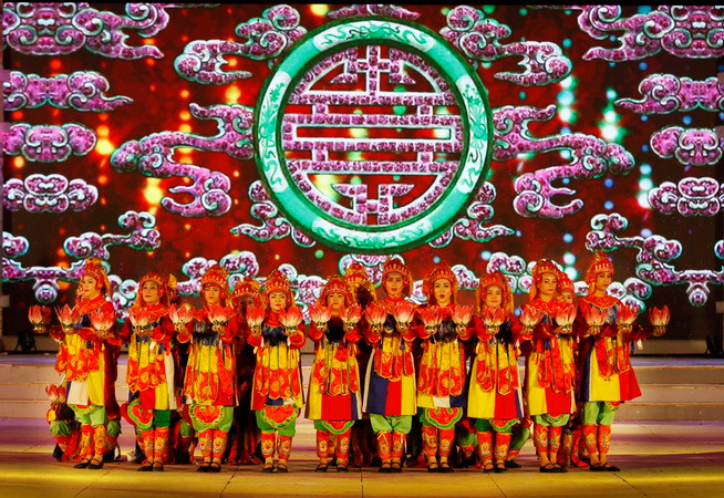Chương trình nghệ thuật trong đêm khai mạc Festival 2016. (Ảnh: Hồ Cầu/TTXVN)