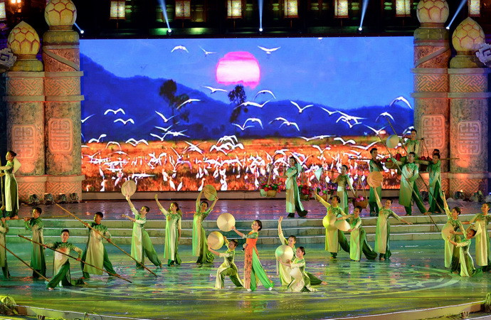 Biểu diễn của đoàn nghệ thuật trong nước. (Ảnh: Thanh Hà/TTXVN)