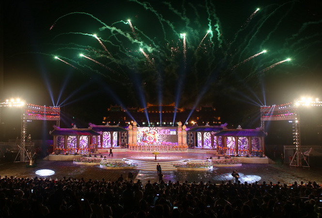 Chương trình nghệ thuật trong đêm khai mạc Festival 2016. (Ảnh: Hồ Cầu/TTXVN)