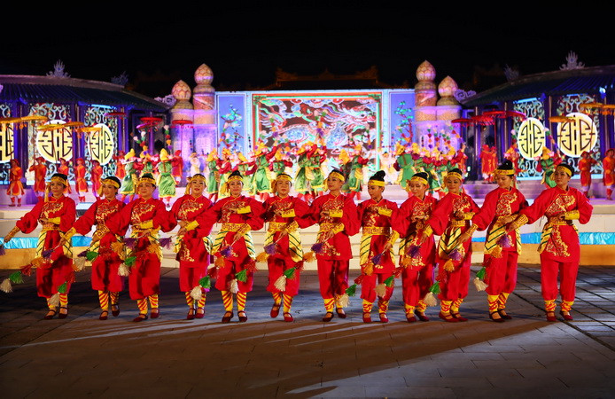 Chương trình nghệ thuật trong đêm khai mạc Festival 2016. (Ảnh: Hồ Cầu/TTXVN)
