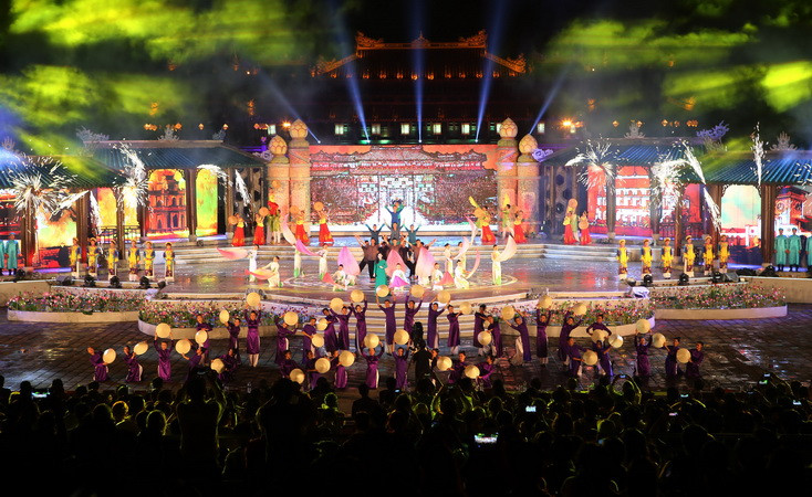 Chương trình nghệ thuật trong đêm khai mạc Festival 2016. (Ảnh: Hồ Cầu/TTXVN)