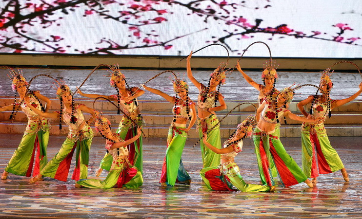 Biểu diễn của đoàn nghệ thuật Trung Quốc. (Ảnh: Thanh Hà/TTXVN)