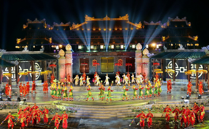 Chương trình nghệ thuật trong đêm khai mạc Festival 2016. (Ảnh: Hồ Cầu/TTXVN)
