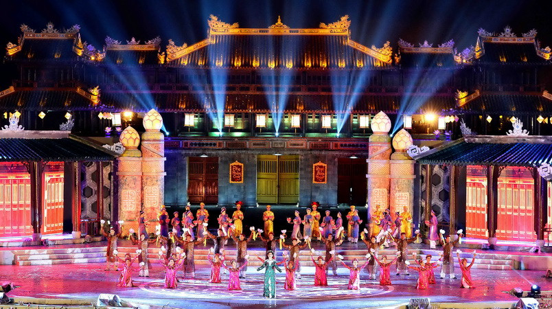 Chương trình nghệ thuật trong đêm khai mạc Festival 2016. (Ảnh: Hồ Cầu/TTXVN)