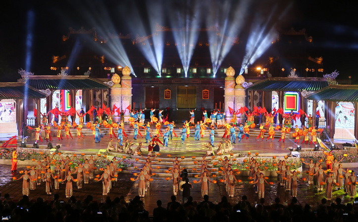 Chương trình nghệ thuật trong đêm khai mạc Festival 2016. (Ảnh: Hồ Cầu/TTXVN)