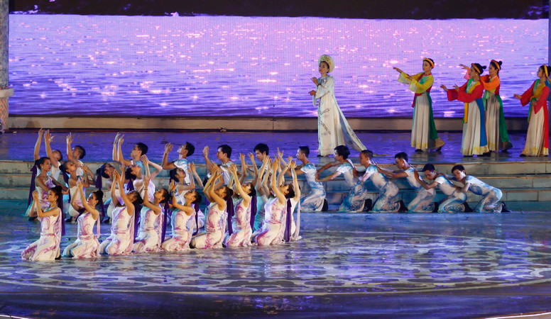 Chương trình nghệ thuật trong đêm khai mạc Festival 2016. (Ảnh: Hồ Cầu/TTXVN)