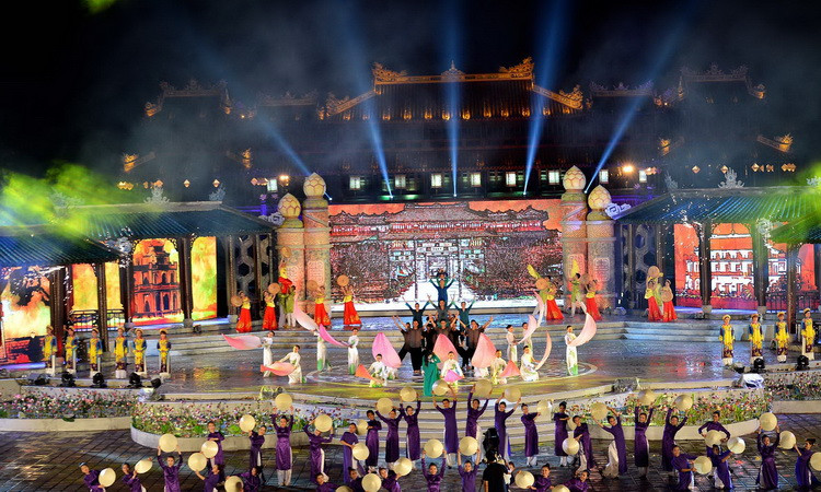 Chương trình nghệ thuật trong đêm khai mạc Festival 2016. (Ảnh: Hồ Cầu/TTXVN)