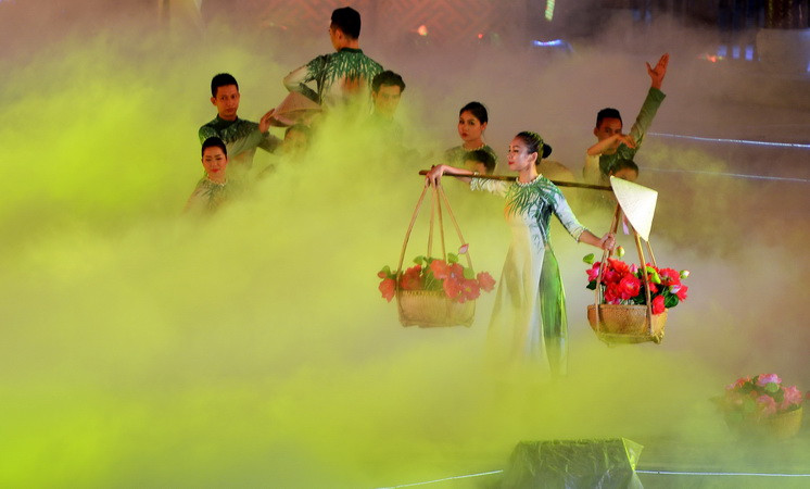 Biểu diễn của đoàn nghệ thuật trong nước. (Ảnh: Thanh Hà/TTXVN)