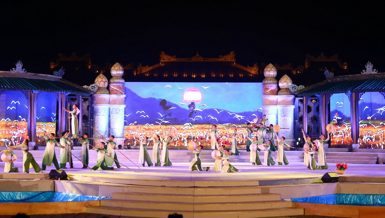 Chương trình nghệ thuật trong đêm khai mạc Festival 2016. (Ảnh: Hồ Cầu/TTXVN)