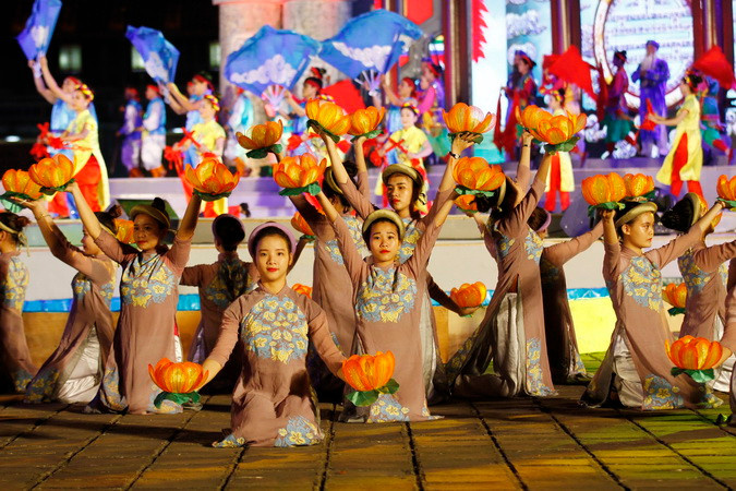 Chương trình nghệ thuật trong đêm khai mạc Festival 2016. (Ảnh: Hồ Cầu/TTXVN)