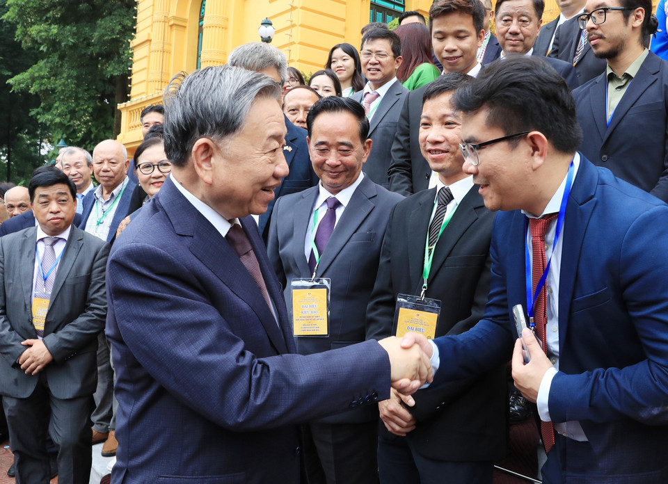 Tổng Bí thư, Chủ tịch nước Tô Lâm với các kiều bào tiêu biểu về dự Hội nghị người Việt Nam ở nước ngoài toàn thế giới lần thứ IV và Diễn đàn Tri thức và chuyên gia Việt Nam ở nước ngoài. (Ảnh: Lâm Khánh/TTXVN)