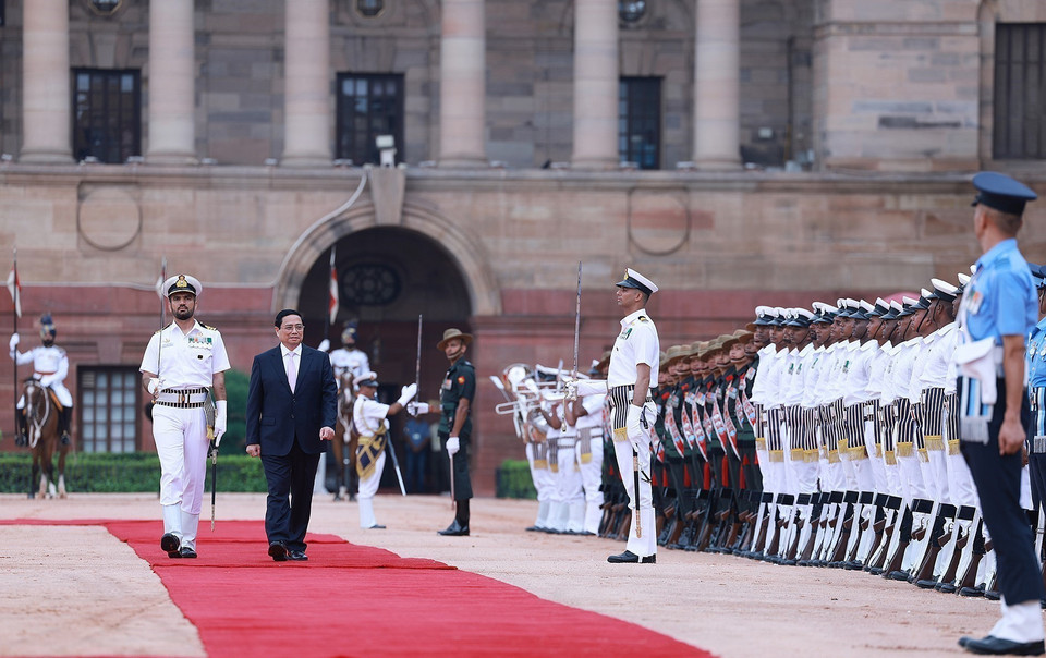 Thủ tướng Phạm Minh Chính​ duyệt đội danh dự. (Ảnh: Dương Giang/TTXVN)