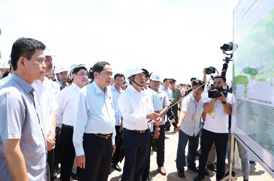 Chủ tịch Quốc hội Trần Thanh Mẫn nghe báo cáo tiến độ thực hiện Dự án thành phần 3 - Dự án Cảng hàng không Quốc tế Long Thành, giai đoạn 1. (Ảnh: Thống Nhất/TTXVN)