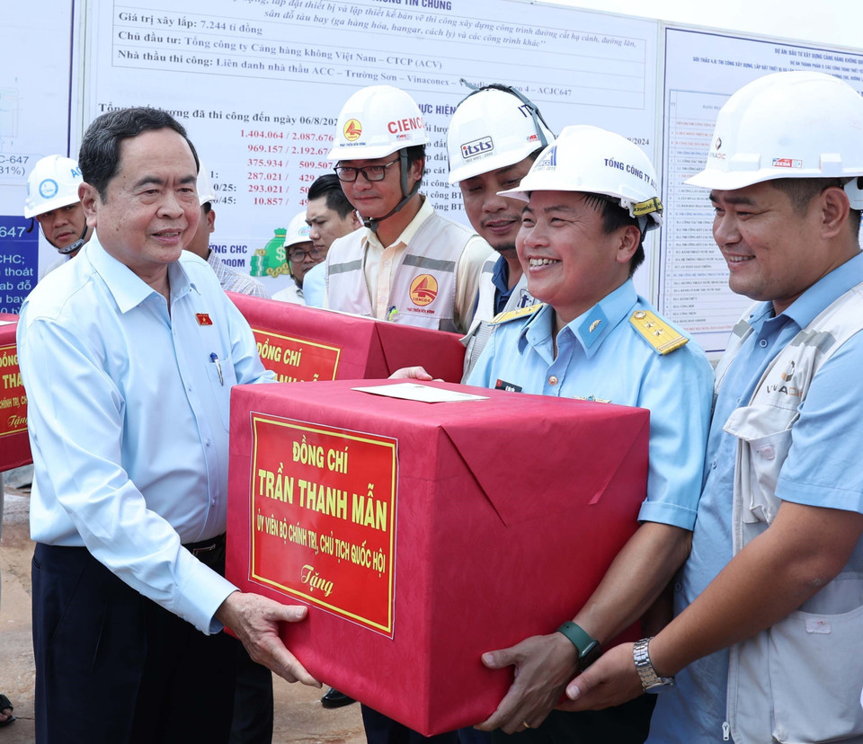 Chủ tịch Quốc hội Trần Thanh Mẫn tặng quà cho các đơn vị thi công Dự án Cảng hàng không Quốc tế Long Thành. (Ảnh: Thống Nhất/TTXVN)