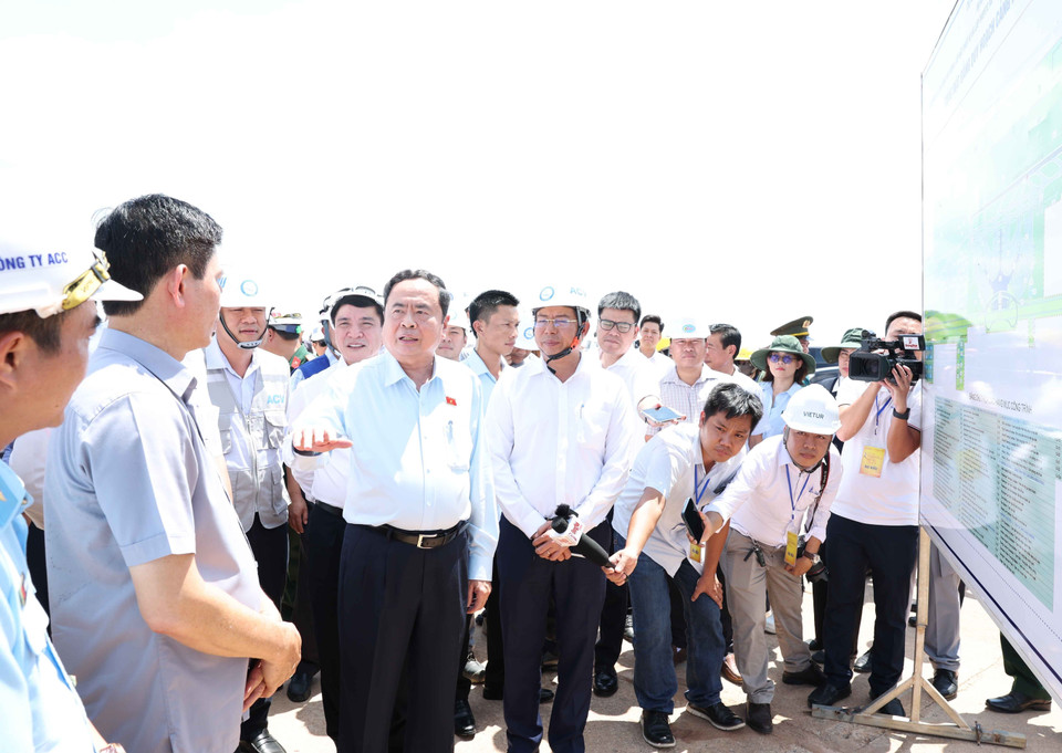 Chủ tịch Quốc hội Trần Thanh Mẫn kiểm tra tình hình thực hiện Dự án thành phần 3 - Dự án Cảng hàng không Quốc tế Long Thành, giai đoạn 1. (Ảnh: Thống Nhất/TTXVN)