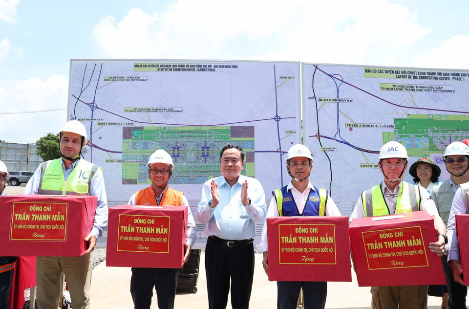 Chủ tịch Quốc hội Trần Thanh Mẫn tặng quà cho các đơn vị thi công Dự án Cảng hàng không Quốc tế Long Thành. (Ảnh: Thống Nhất/TTXVN)