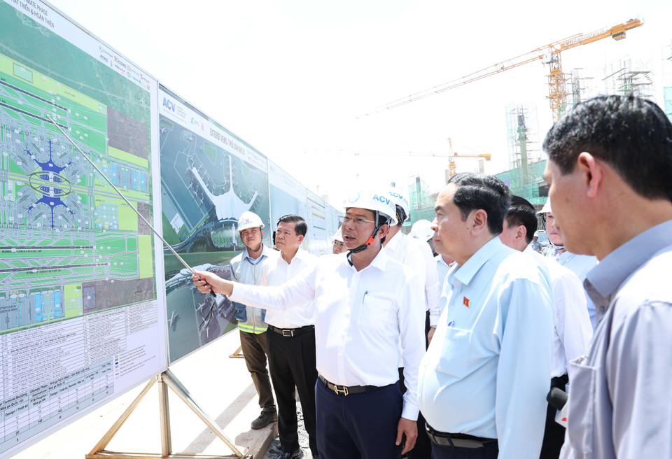 Chủ tịch Quốc hội Trần Thanh Mẫn nghe báo cáo tiến độ thực hiện Dự án thành phần 3 - Dự án Cảng hàng không Quốc tế Long Thành, giai đoạn 1. (Ảnh: Thống Nhất/TTXVN)