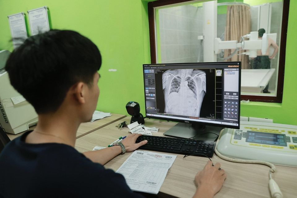 Phòng chụp X-Quang phục vụ bệnh nhân tới 21h. (Ảnh: Minh Quyết/TTXVN)