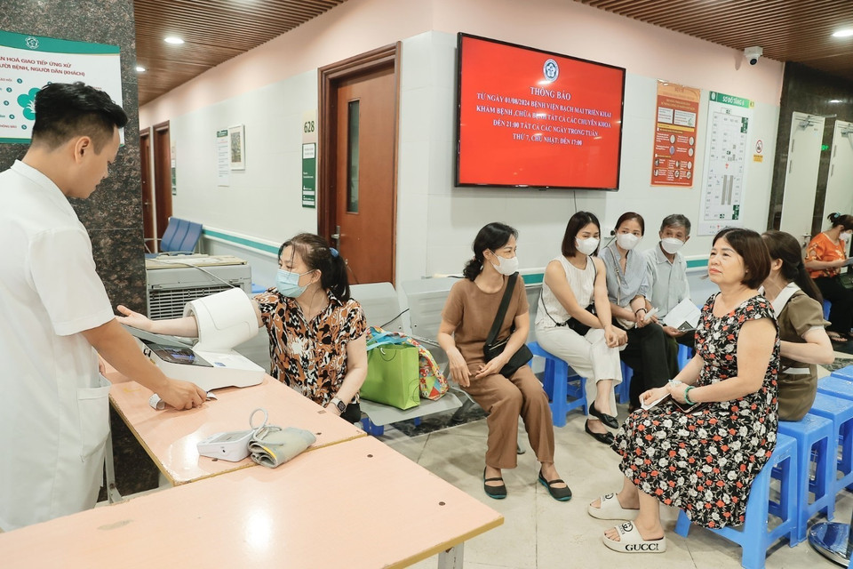 Khu vực đo huyết áp cho bệnh nhân đến khám. (Ảnh: Minh Quyết/TTXVN)