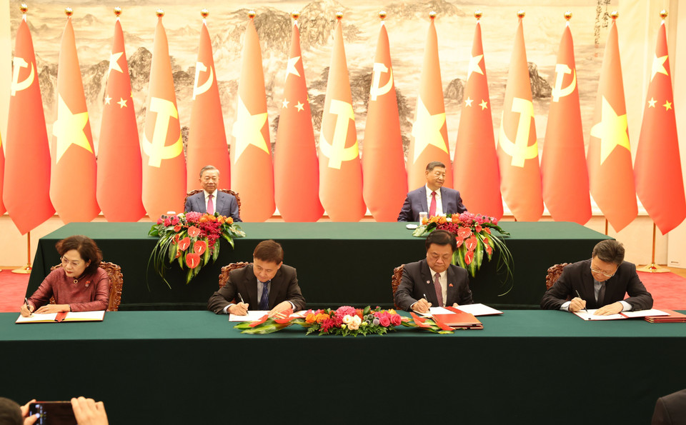 Tổng Bí thư, Chủ tịch nước Tô Lâm và Tổng Bí thư, Chủ tịch nước Trung Quốc Tập Cận Bình chứng kiến Lễ ký các văn kiện hợp tác giữa hai nước. (Ảnh: Trí Dũng/TTXVN)