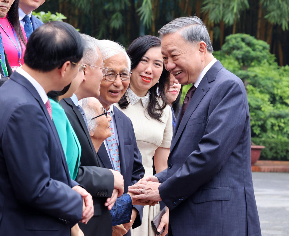 Tổng Bí thư, Chủ tịch nước Tô Lâm với các kiều bào tiêu biểu về dự Hội nghị người Việt Nam ở nước ngoài toàn thế giới lần thứ IV và Diễn đàn Tri thức và chuyên gia Việt Nam ở nước ngoài. (Ảnh: Lâm Khánh/TTXVN)