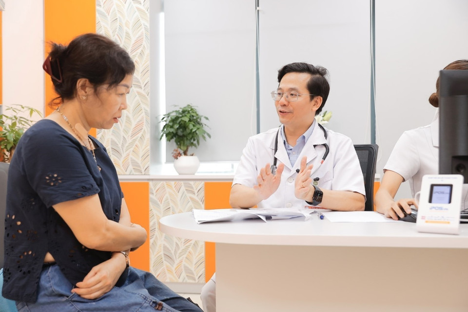 Bác sỹ khám, tư vấn cho bệnh nhân tại phòng khám của Bệnh viện Bạch Mai. (Ảnh: Minh Quyết/TTXVN)