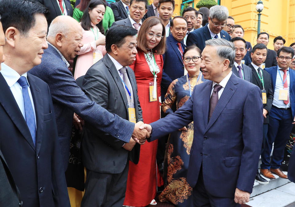 Tổng Bí thư, Chủ tịch nước Tô Lâm với các kiều bào tiêu biểu về dự Hội nghị người Việt Nam ở nước ngoài toàn thế giới lần thứ IV và Diễn đàn Tri thức và chuyên gia Việt Nam ở nước ngoài. (Ảnh: Lâm Khánh/TTXVN)