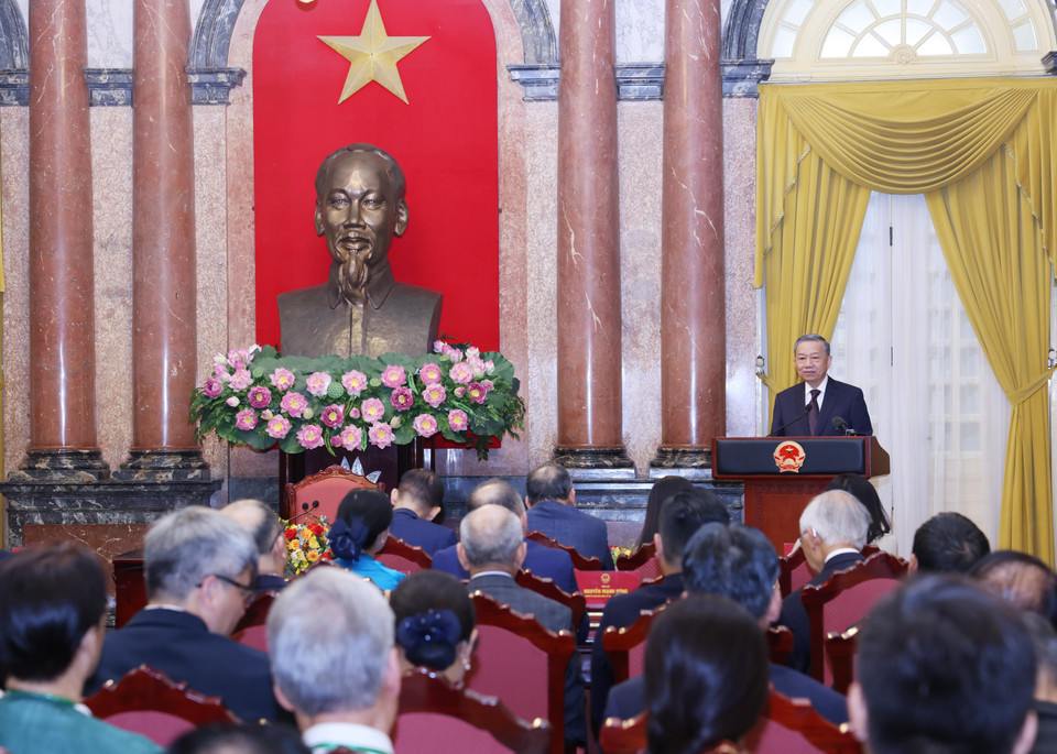 Tổng Bí thư, Chủ tịch nước Tô Lâm nói chuyện với các kiều bào tiêu biểu về dự Hội nghị người Việt Nam ở nước ngoài toàn thế giới lần thứ IV và Diễn đàn Tri thức và chuyên gia Việt Nam ở nước ngoài. (Ảnh: Lâm Khánh/TTXVN)