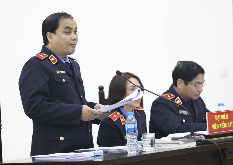 Kiểm sát viên Đặng Như Vĩnh, đại diện Viện Kiểm sát nhân dân tối cao đọc cáo trạng các bị cáo. (Ảnh: Văn Điệp/TTXVN)
