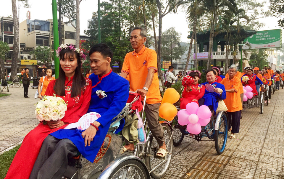 Diễu hành trên đường phố bằng xe xích lô. (Ảnh: Xuân Khu/TTXVN)