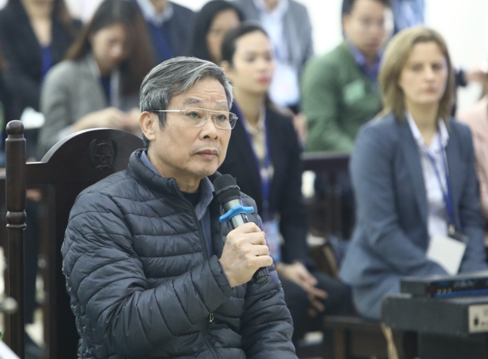 Bị cáo Nguyễn Bắc Son (sinh năm 1953, cựu Bộ trưởng Bộ Thông tin và Truyền thông) trả lời câu hỏi của Hội đồng xét xử. (Ảnh: Văn Điệp/TTXVN)