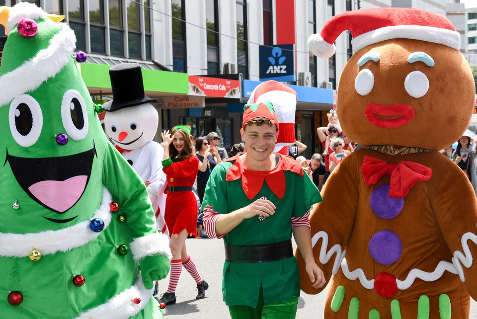 Người dân tham gia cuộc diễu hành Giáng sinh tại Wellington, New Zealand, ngày 23/11/2019. (Nguồn: THX/TTXVN)