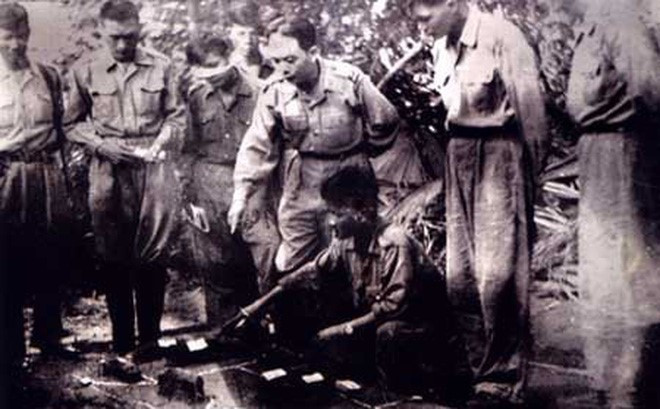 Đại tướng Võ Nguyên Giáp chỉ đạo phương án tác chiến trong chiến cuộc Đông Xuân 1953-1954. (Nguồn: Tư liệu TTXVN)