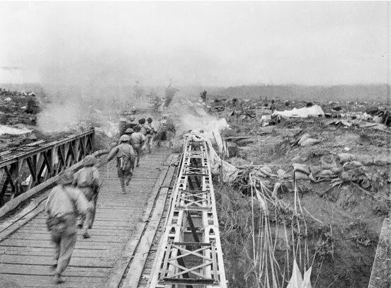 Bộ đội ta vượt qua cầu Mường Thanh, tấn công vào Sở chỉ huy Tập đoàn cứ điểm Điện Biên Phủ, chiều 7/5/1954. (Nguồn: Tư liệu TTXVN)