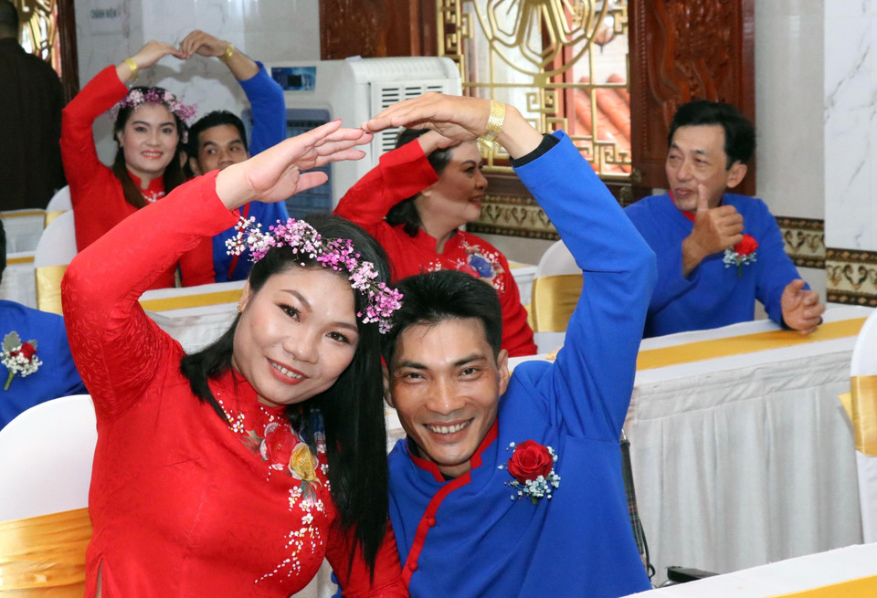 Niềm vui của những cặp vợ chồng khuyết tật trong ngày cưới. (Nguồn: Xuân Khu/TTXVN)