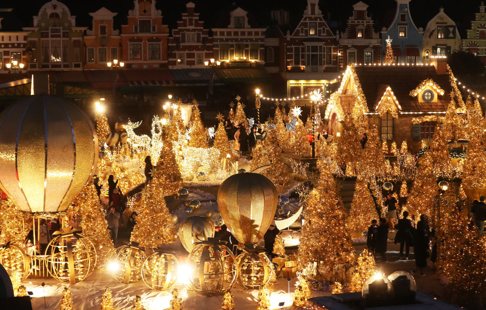 Đồ trang trí Giáng sinh được thắp sáng rực rỡ tại công viên Everland ở Yongin, cách thủ đô Seoul của Hàn Quốc 50km về phía Nam, ngày 4/12/2019. (Nguồn: Yonhap/TTXVN)