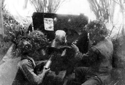 Pháo 75mm của ta bắn tàu chiến Pháp. (Nguồn: Tư liệu TTXVN)