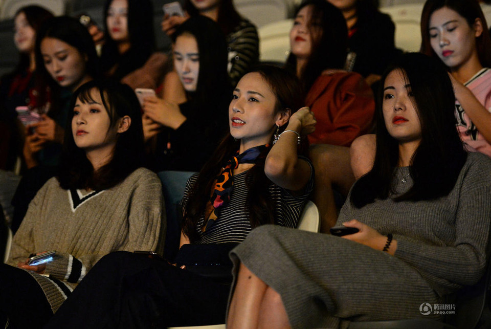 Thu xem một chương trình có sự góp mặt của nhiều người mẫu nổi tiếng. (Nguồn: QQ)