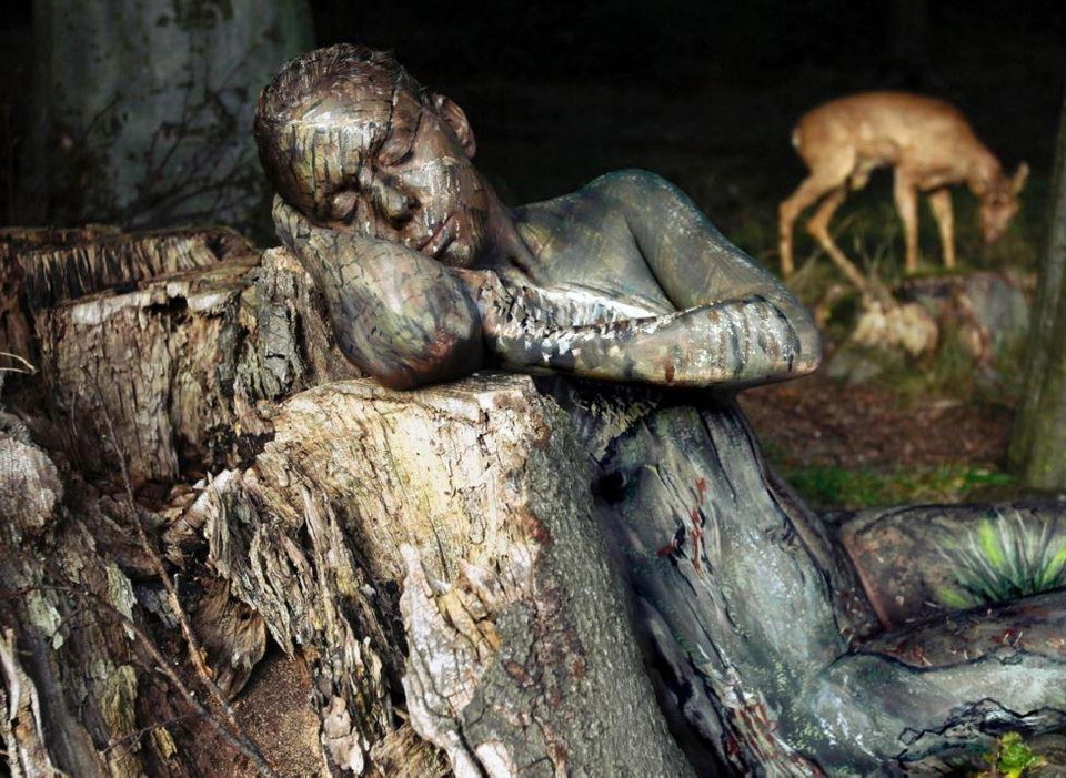 Cô người mẫu này trong tư thế 'người đẹp ngủ trong rừng," được ngụy trang bằng các nét vẽ. Con hươu dường như không thấy cô ở đó.