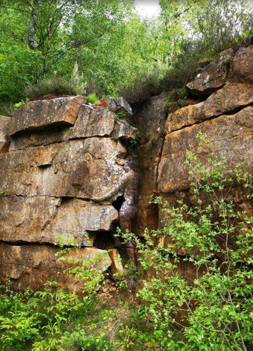 Người mẫu đứng giữa vách đá. Jorg đã vẽ lên cơ thể cô người mẫu những nét vẽ màu nâu, màu trắng.