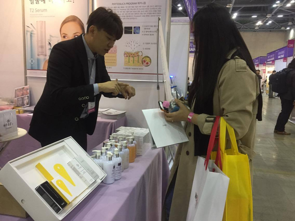 Hướng dẫn khách hàng sử dụng sản phẩm. (Ảnh: Lan Phương/Vietnam+)