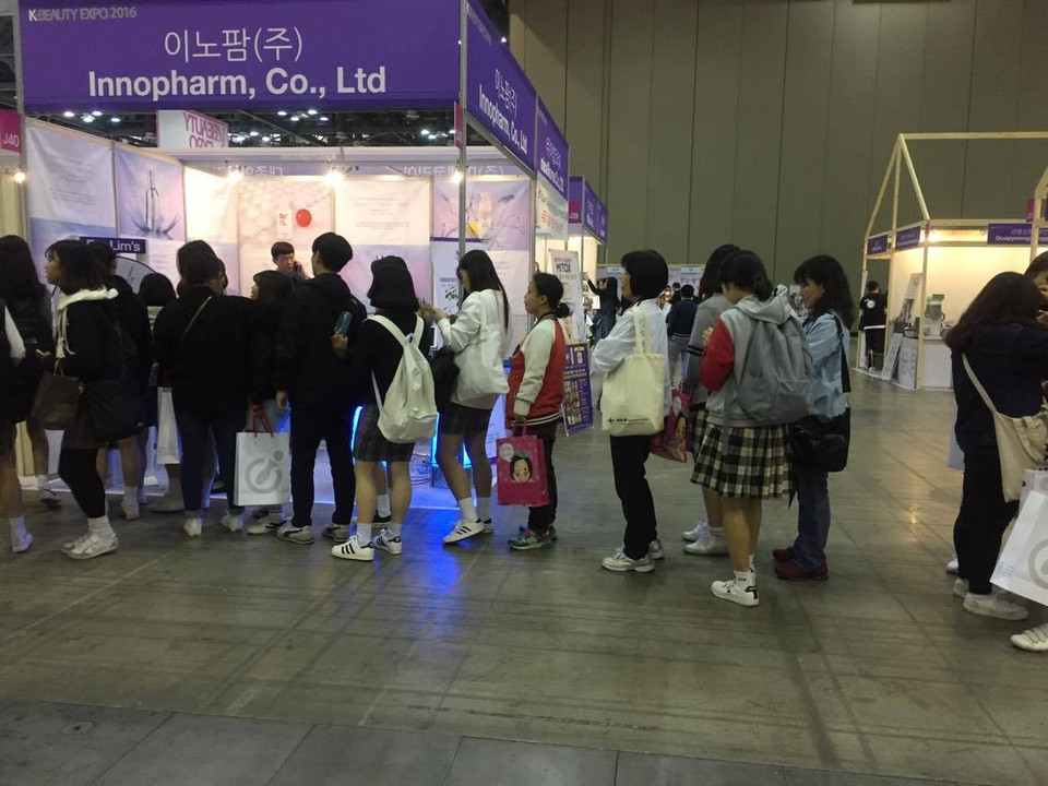 Xếp hàng để đăng ký trải nghiệm dịch vụ làm đẹp. (Ảnh: Lan Phương/Vietnam+)