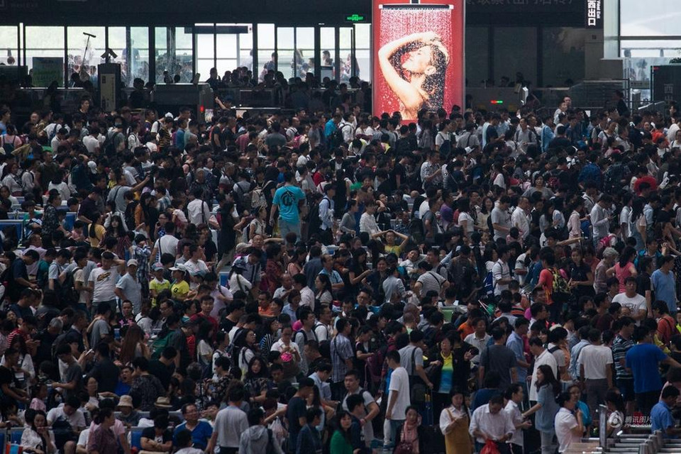 Mặc dù Trung Quốc đã áp dụng nhiều biện pháp nghiêm ngặt để ngăn chặn sự bùng nổ dân số, nhưng đến nay dân số nước này vẫn sắp chạm mốc 1,4 tỷ người. (Nguồn: QQ)