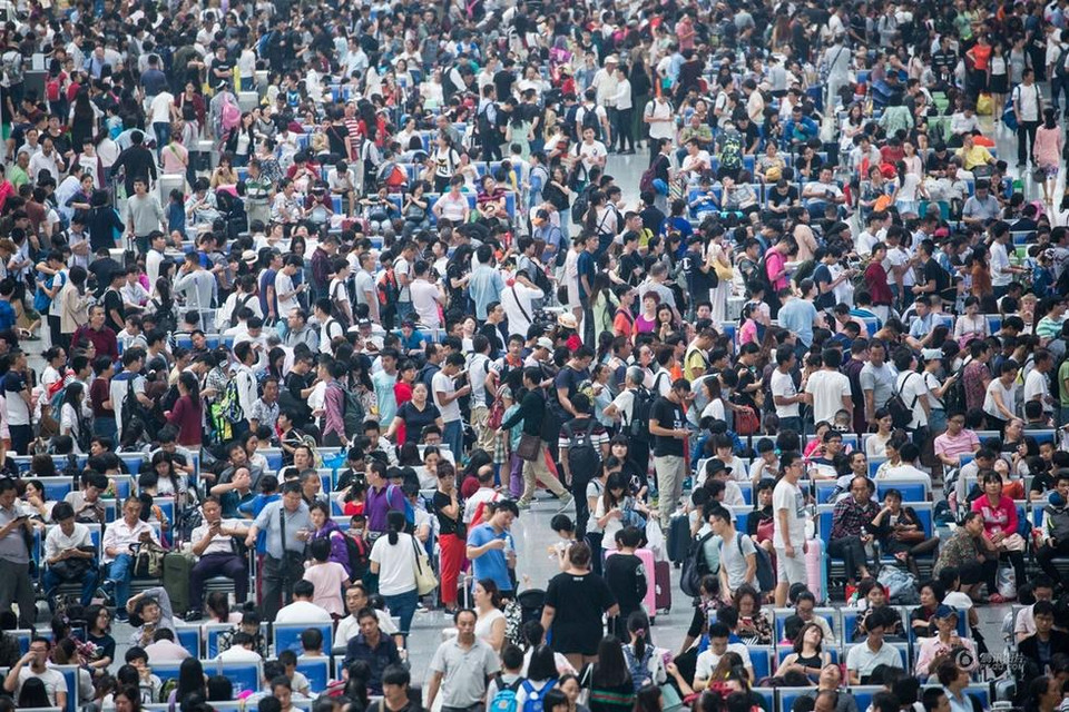 Ngày 6/10, ga Đông Hàng Châu (Trung Quốc) đón cả biển người khi kỳ nghỉ Quốc khánh nước này sắp kết thúc. (Nguồn: QQ)