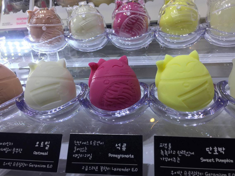 Sản phẩm tẩy trang. (Ảnh: Lan Phương/Vietnam+)