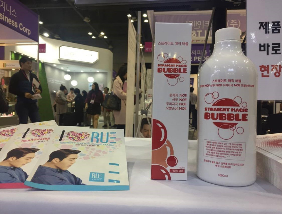 Đây là sản phẩm về tóc của công ty Bareun T&amp;D. Sản phẩm này là bọt dùng ép thẳng tóc với hướng dẫn sử dụng dễ dàng, an toàn và giá rẻ. (Ảnh: Lan Phương/Vietnam+)